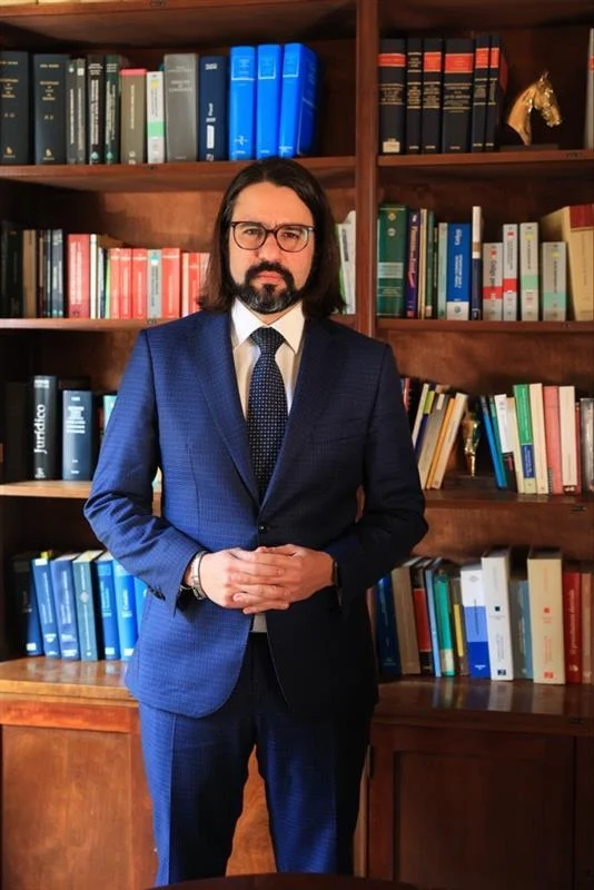 Luciano Enrici, abogado especialista en cancelación de tarjetas revolving y Ley de Segunda Oportunidad en Barcelona